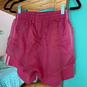 Size XS  adidas pink shorts never worn !